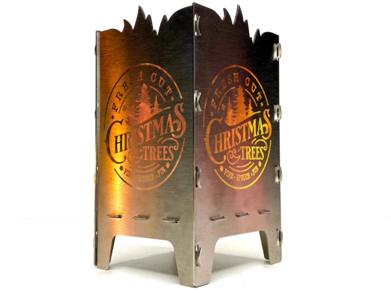 Weihnachtliches Weihnachtsbaum-Teelicht auf weißem Hintergrund