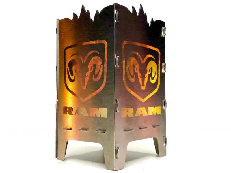 Gelasertes Dodge RAM Teelicht von SteelfireboxX auf weißem Hintergrund