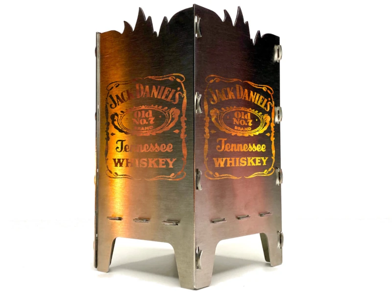 Gelasertes Jack Daniels Teelicht / Windlicht von SteelfireboxX auf weißem Hintergrund fotografiert