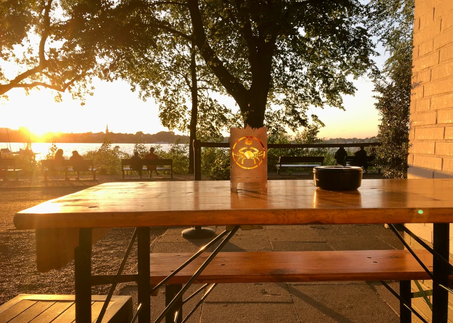 Sternzeichen Teelicht auf einem Restaurant-Tisch im Sonnenuntergang