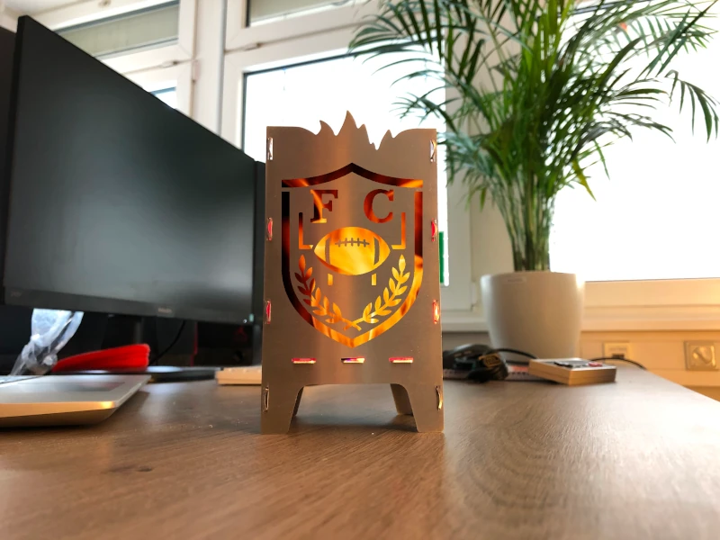 Individueller Teelichthalter mit Wappen auf Schreibtisch