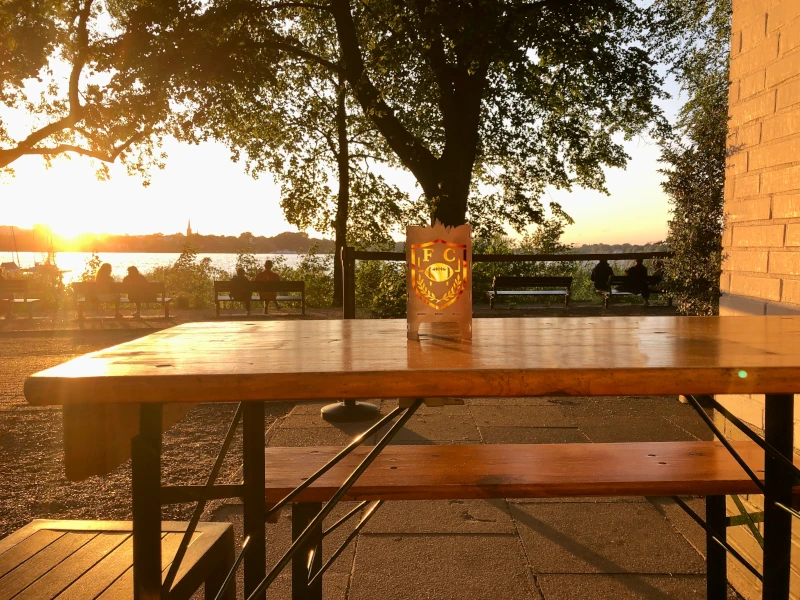 Wappen-Teelicht von SteelfireboxX auf einem Restaurant-Tisch beim Sonnenuntergang